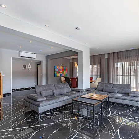 Near By The Land Of Legends , 40 M2 Private Pool Batiatus באלאק