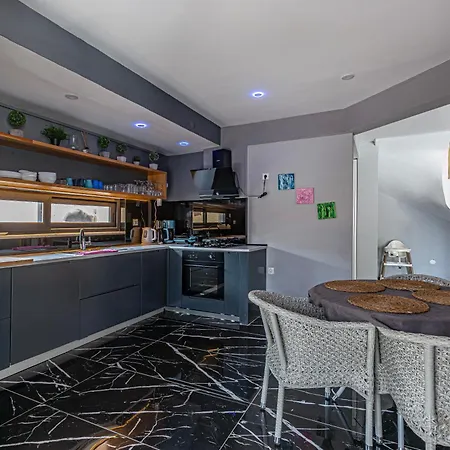 Near By The Land Of Legends , 40 M2 Private Pool Batiatus באלאק