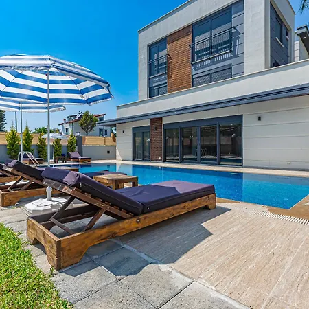 Near By The Land Of Legends , 40 M2 Private Pool Batiatus וילה *